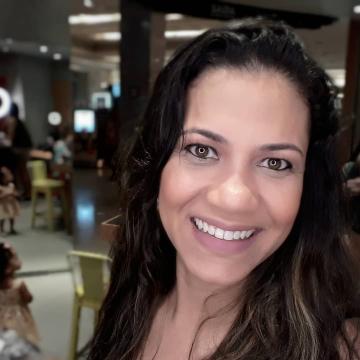 A foto contém a palestrante, Profssora Kalline Pereira Aroeira, sorrindo